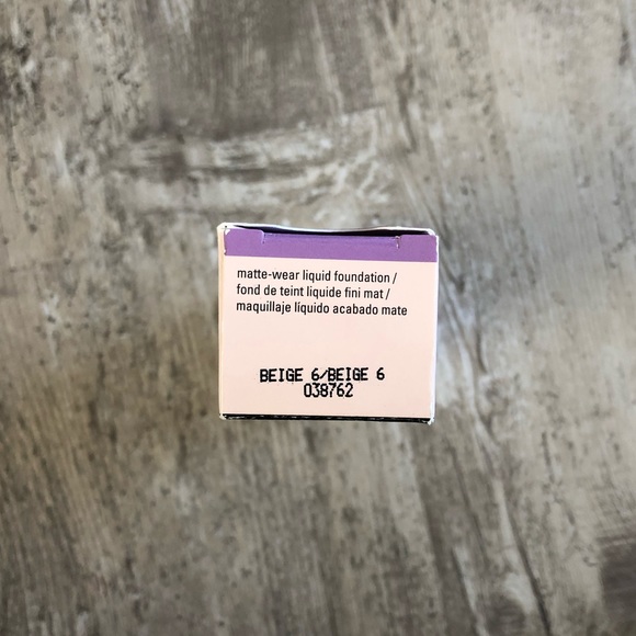 TimeWise Matte-Wear Liquid Foundation - Picture 6 of 8